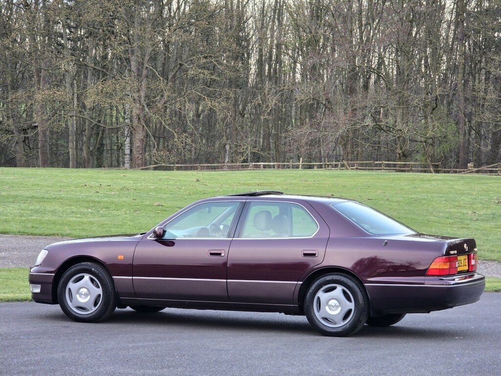 Lexus LS Saloon Black #47