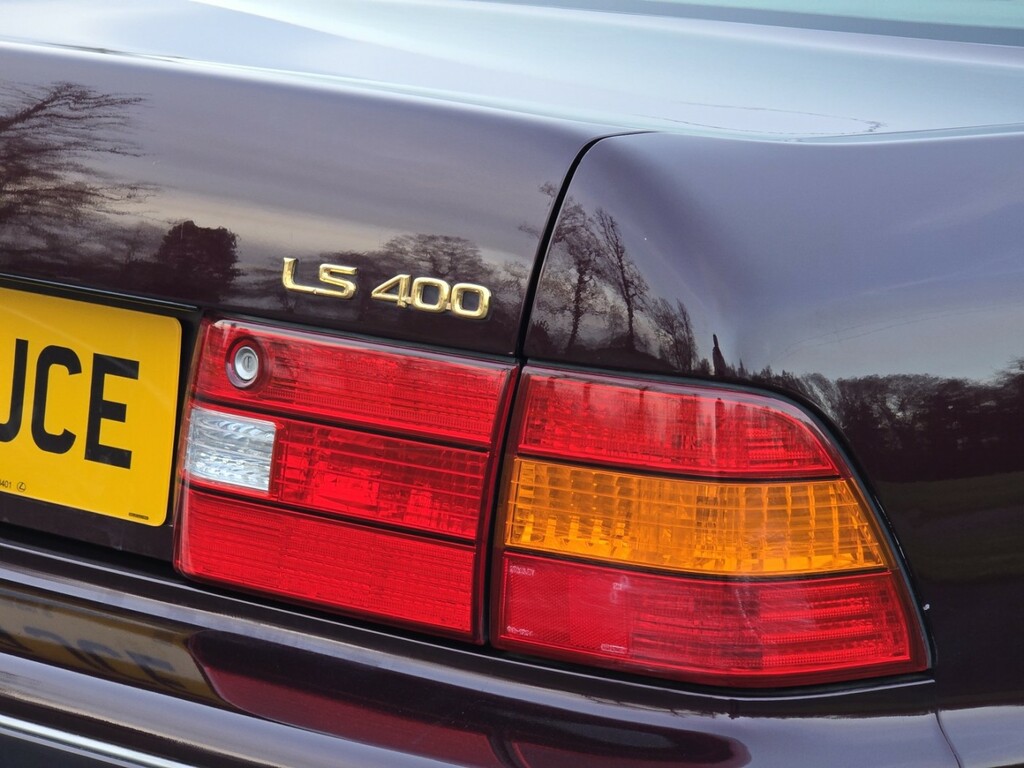 Lexus LS Saloon Black #46