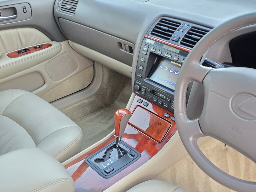 Lexus LS Saloon Black #36