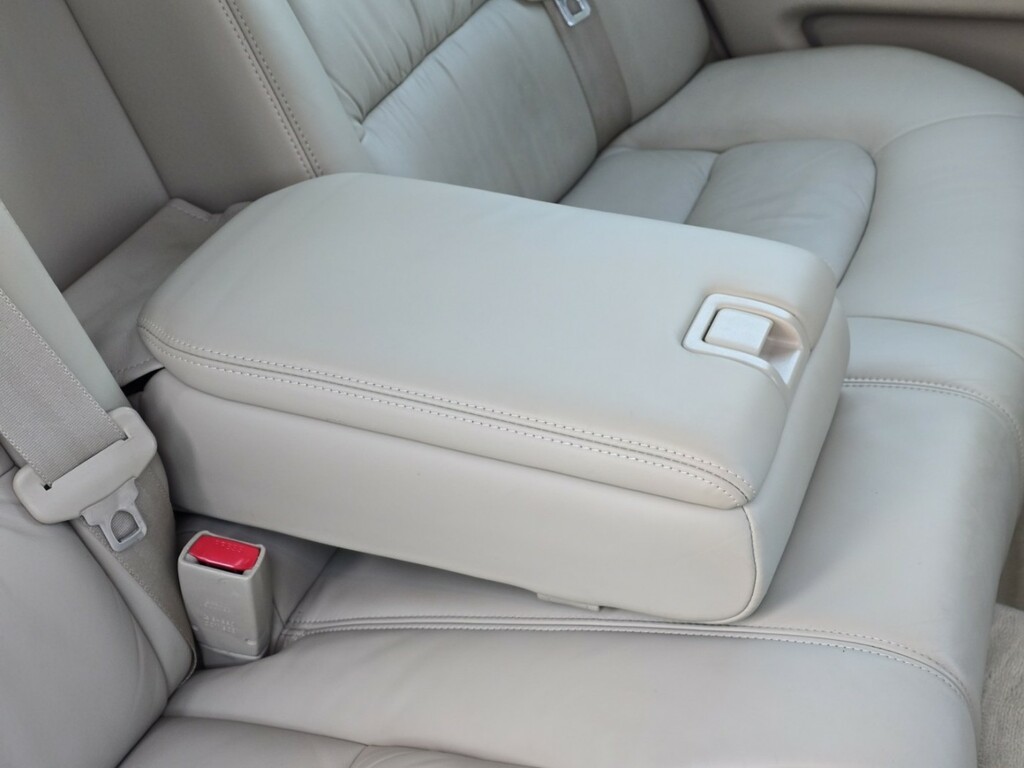 Lexus LS Saloon Black #28