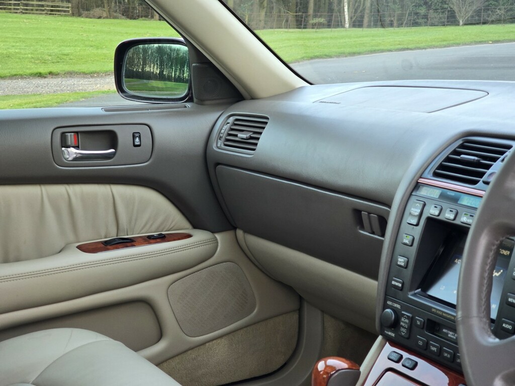 Lexus LS Saloon Black #38