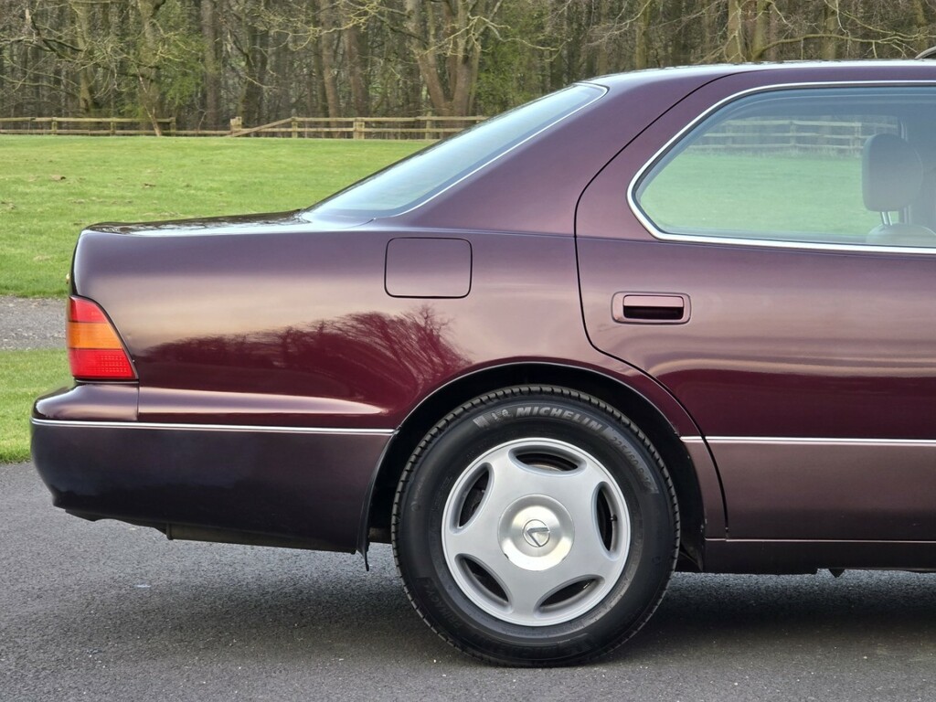 Lexus LS Saloon Black #26