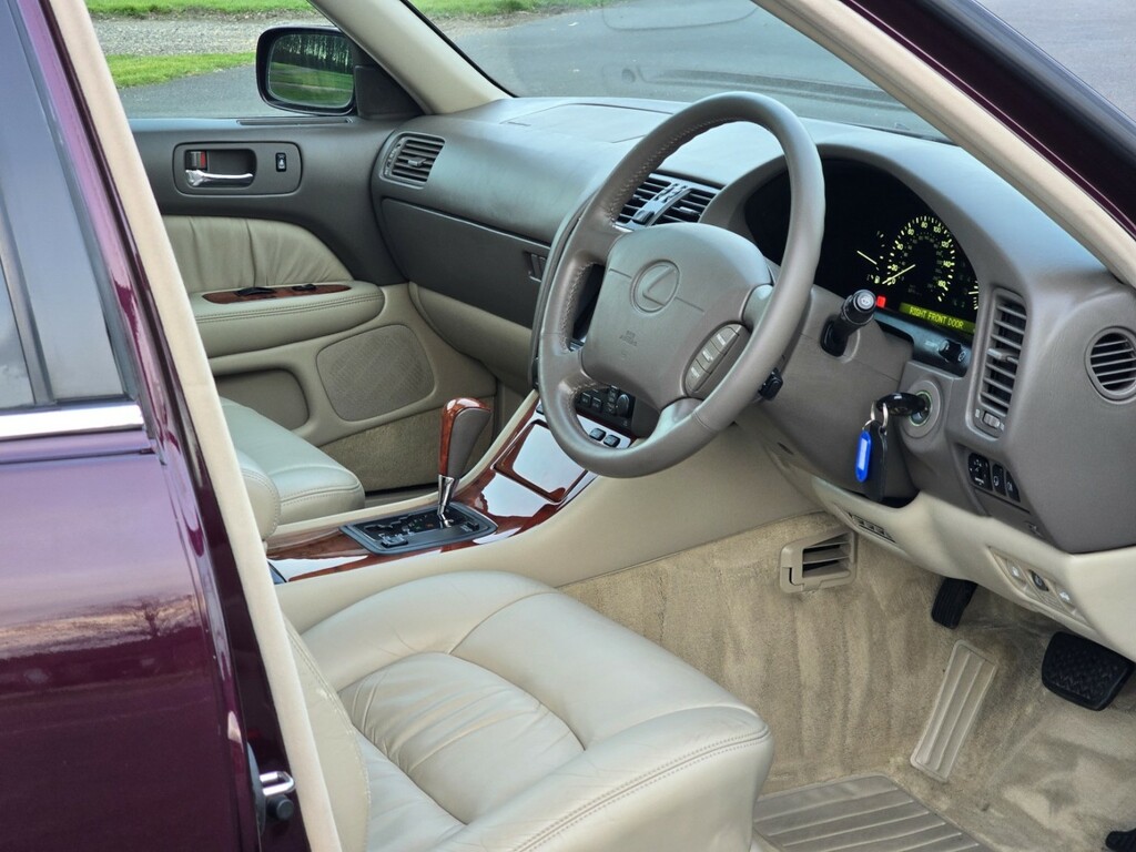 Lexus LS Saloon Black #32