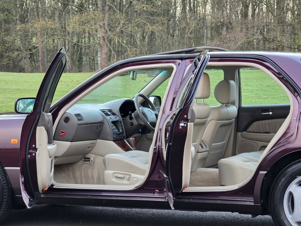 Lexus LS Saloon Black #48
