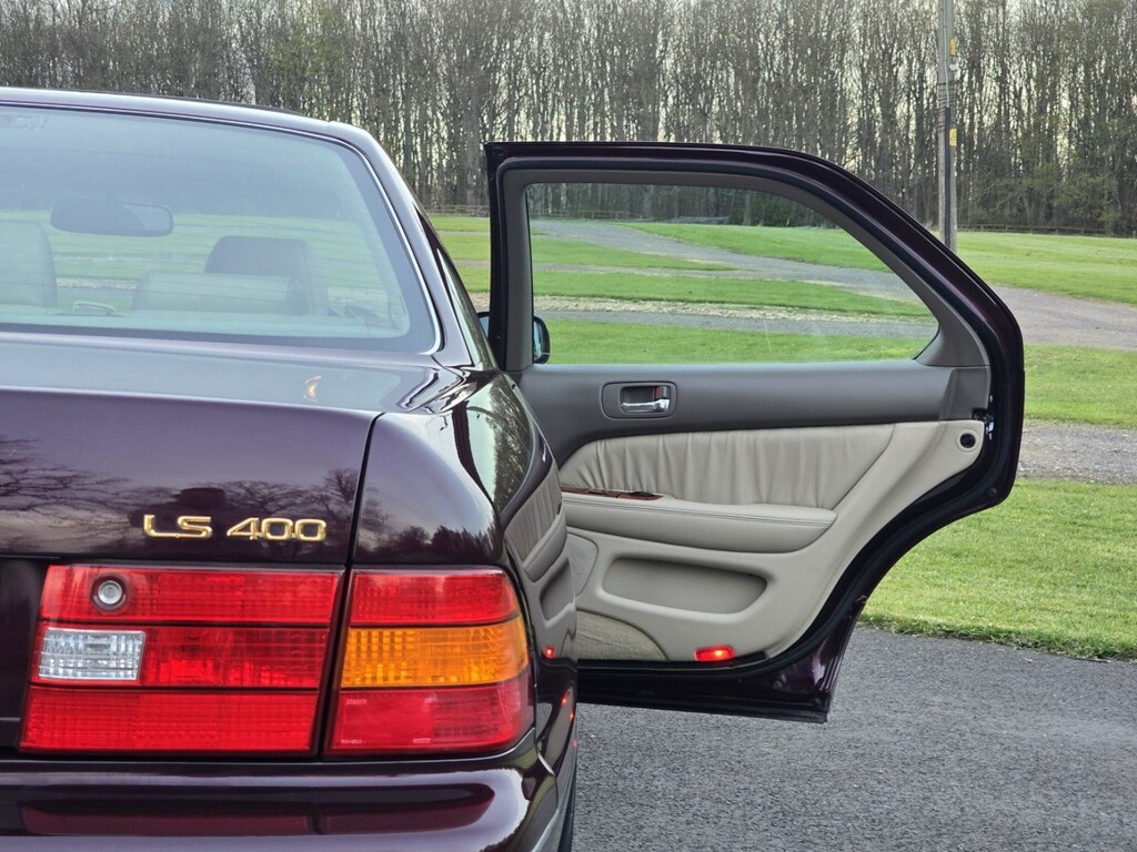 Lexus LS Saloon Black #67