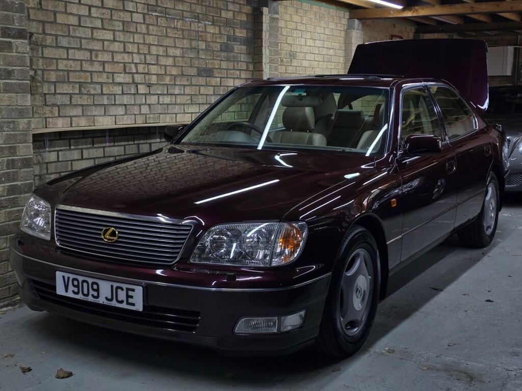 Lexus LS Saloon Black #1