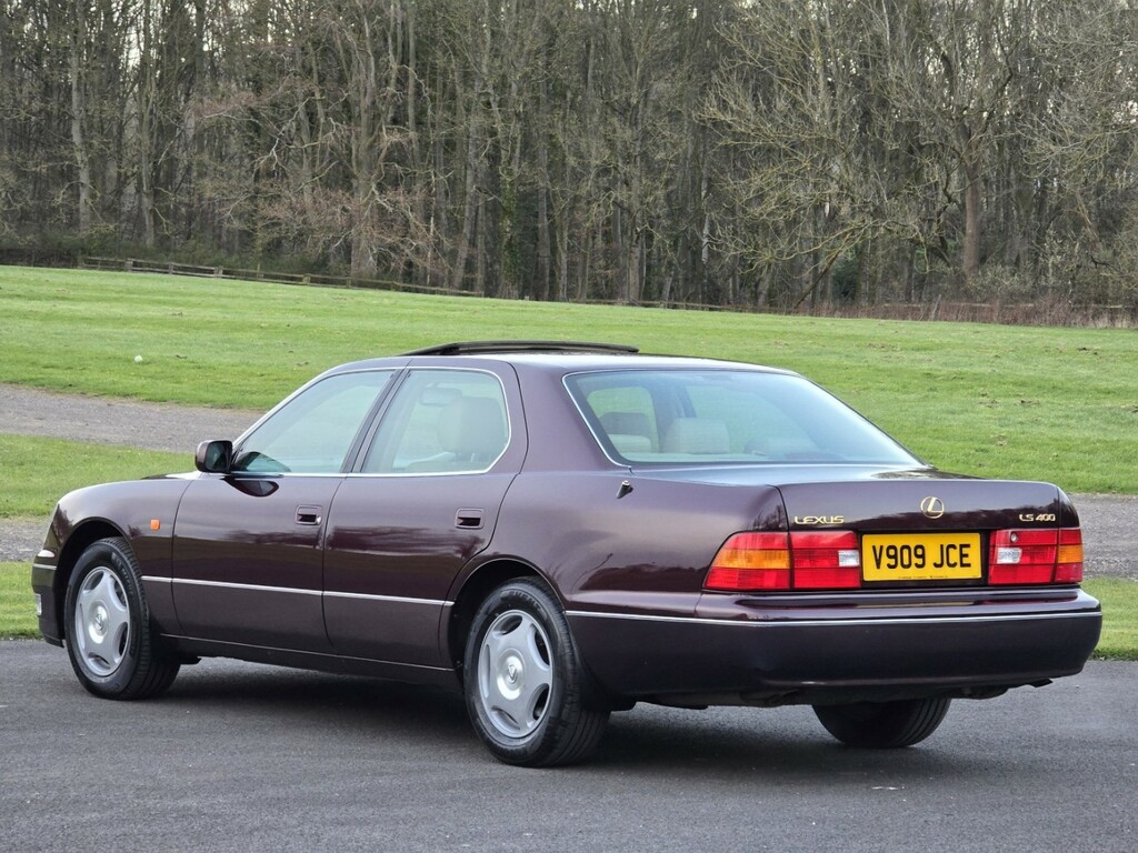 Lexus LS Saloon Black #43