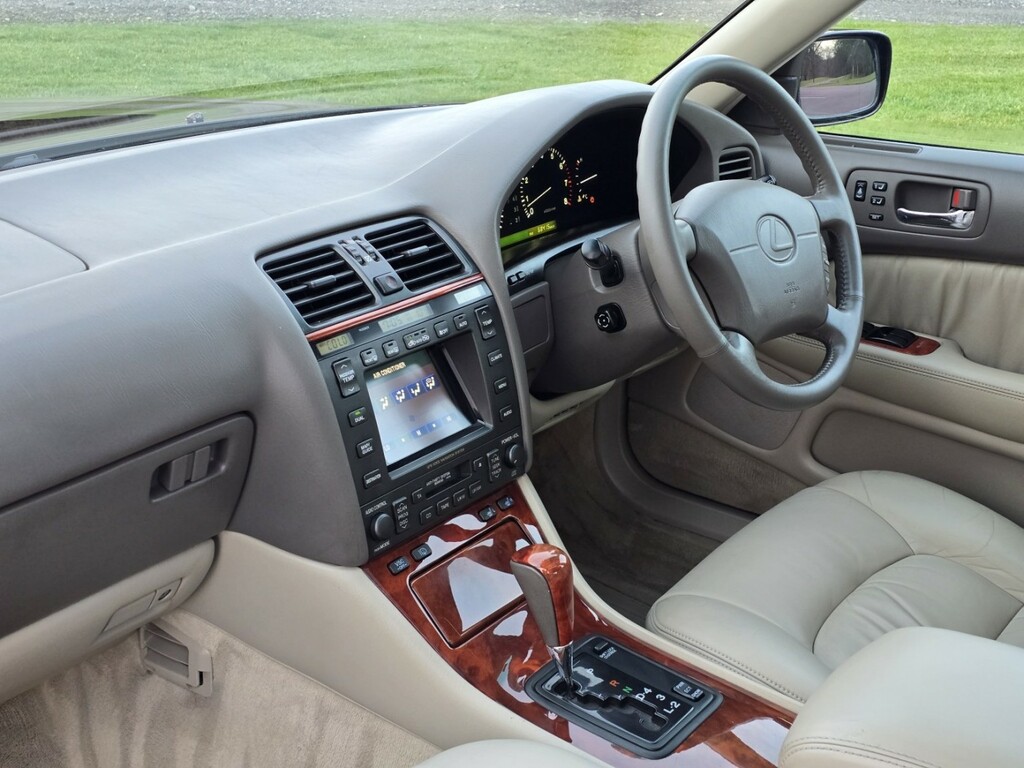 Lexus LS Saloon Black #4