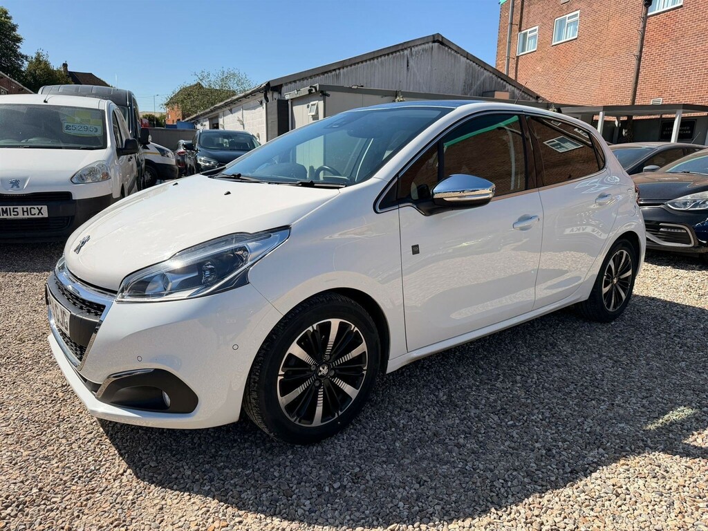 Peugeot 208 1.2 Puretech Tech Edition Euro 6 Ss AF19GJG White #2