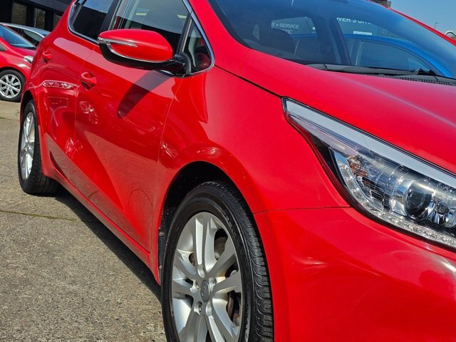 Kia Ceed Hatchback Red #3