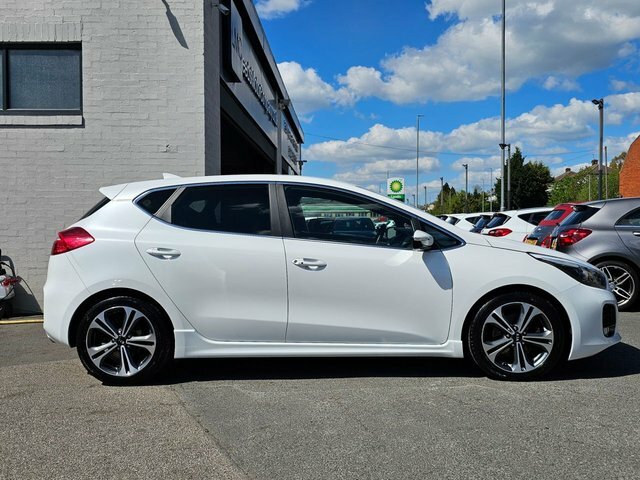 Kia Ceed Hatchback LJ18WKW White #2