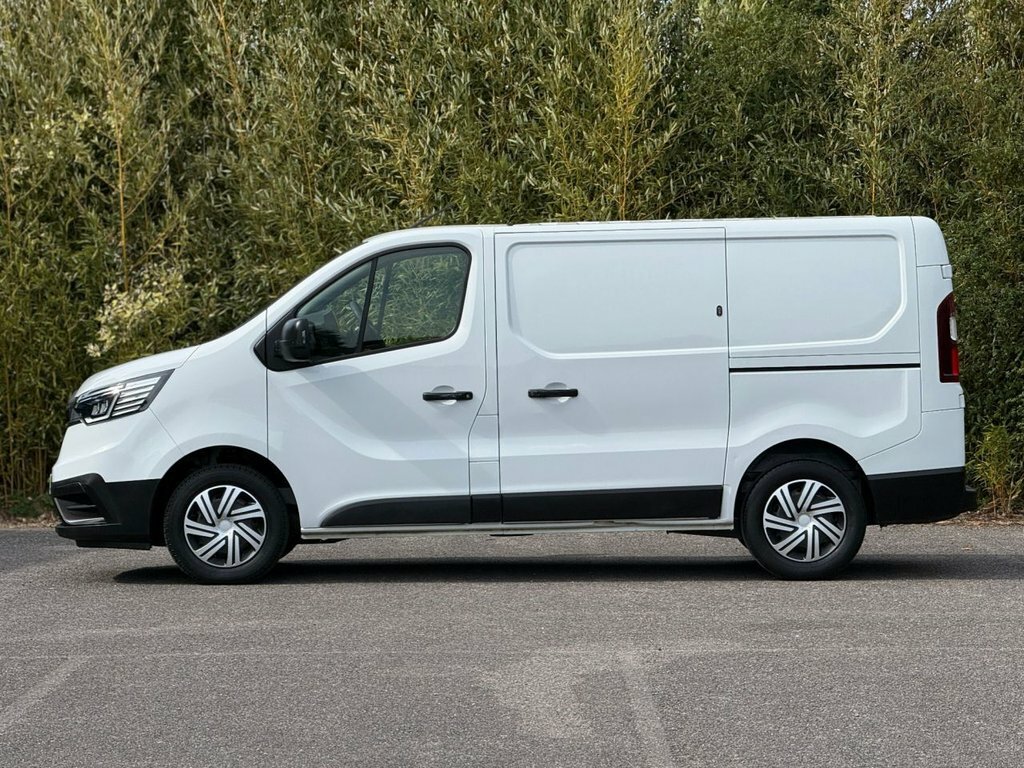 Renault Trafic 2L Business EJ72YXH White #4