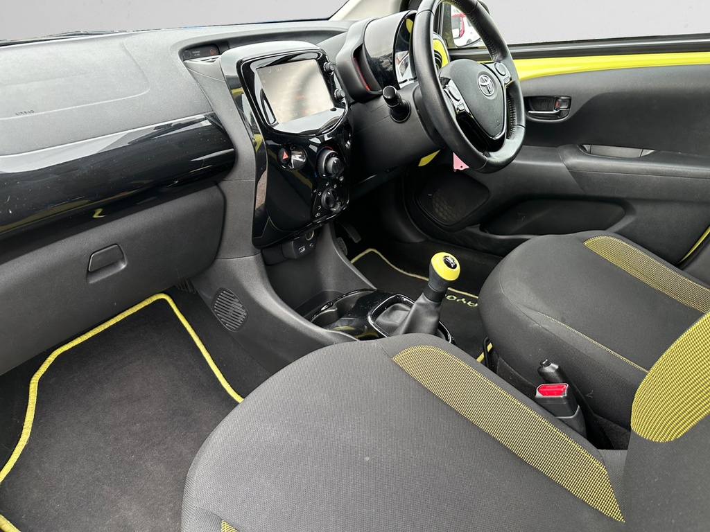 Toyota Aygo 1.0 Vvt-i X-cite 3 PJ17YHT Yellow #5