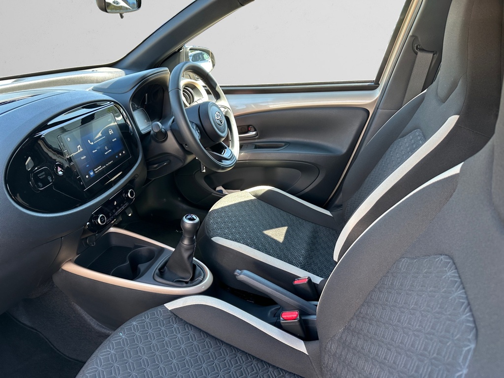 Toyota Aygo X 1.0 Vvt-i Edge HW24NKX Beige #5