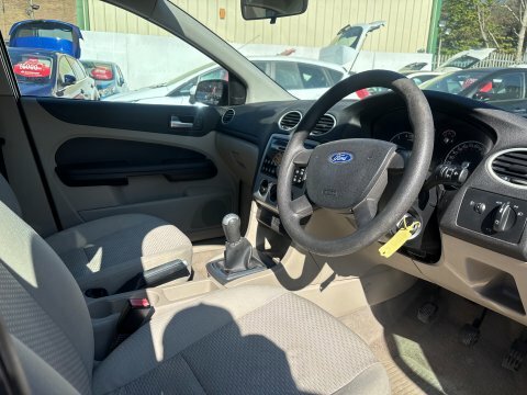 Ford Focus LX 16V.. Cream   #2