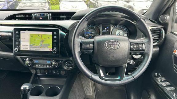 Toyota HILUX Invincible X Dc 2.8D White #6