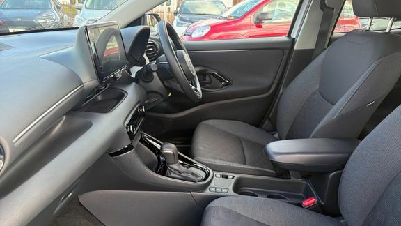 Toyota Yaris Design CX24XVR White #5