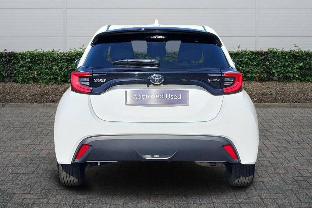 Toyota Yaris 1.5 Hybrid Design Cvt KV24NNM White #4