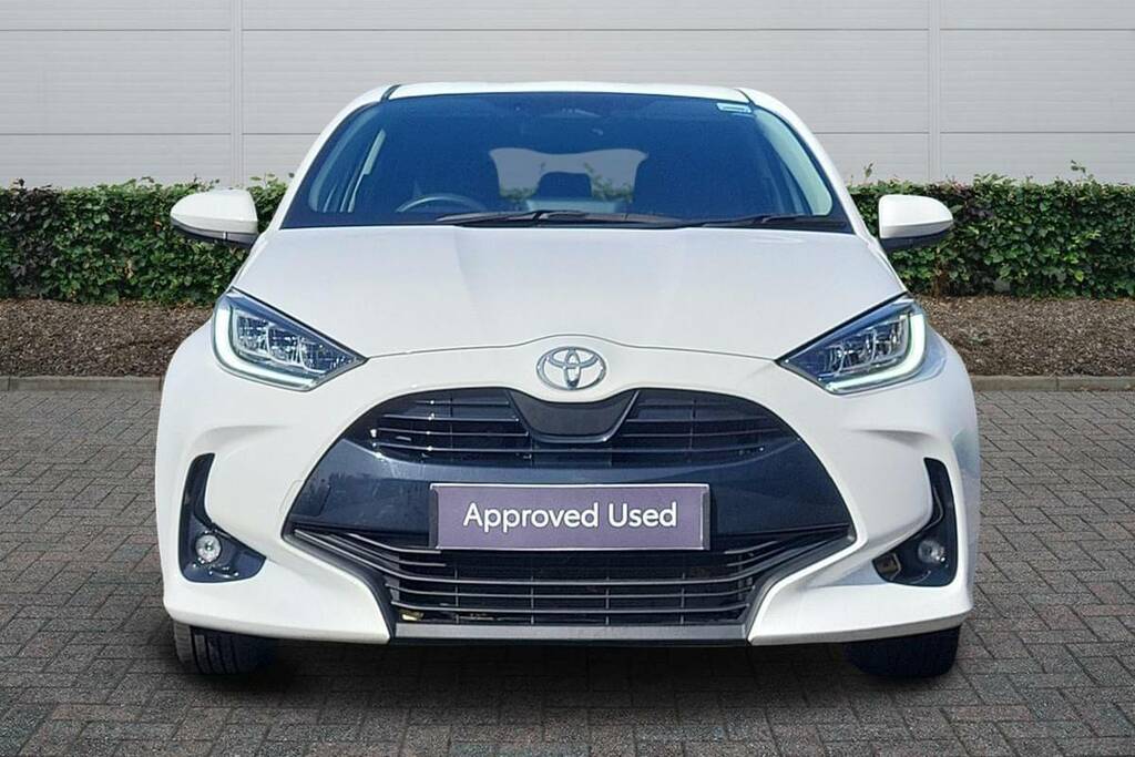 Toyota Yaris 1.5 Hybrid Design Cvt KV24NNM White #3