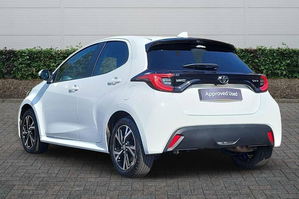 Toyota Yaris 1.5 Hybrid Design Cvt KV24NNM White #2