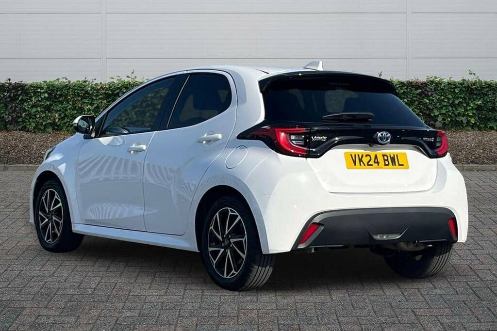 Toyota Yaris 1.5 Hybrid Design Cvt VK24BWL White #2