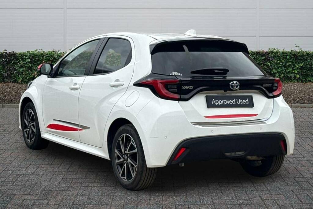 Toyota Yaris 1.5 Hybrid Design Cvt Nav FX73YTH White #2