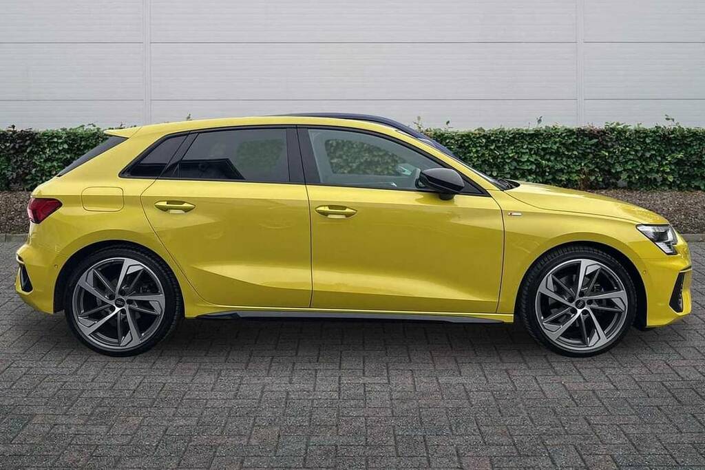 Audi A3 35 Tfsi Black Edition S Tronic VA24LDZ Yellow #4
