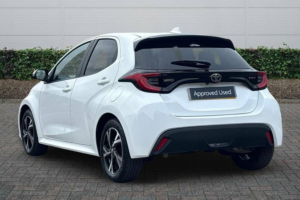 Toyota Yaris 1.5 Hybrid Design Cvt White