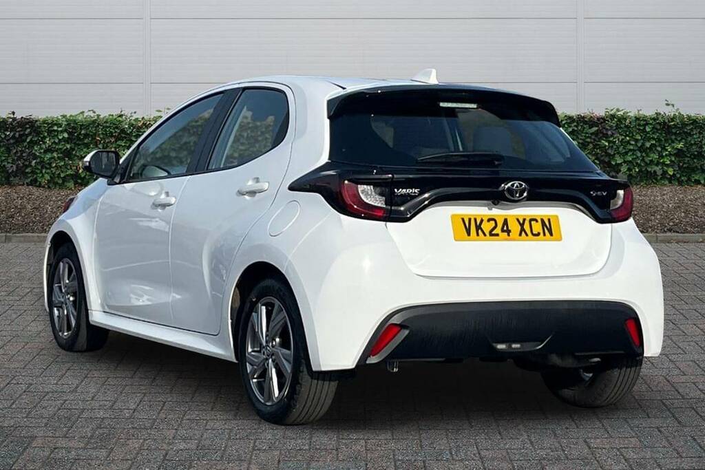 Toyota Yaris 1.5 Hybrid Icon Cvt VK24XCN White #2