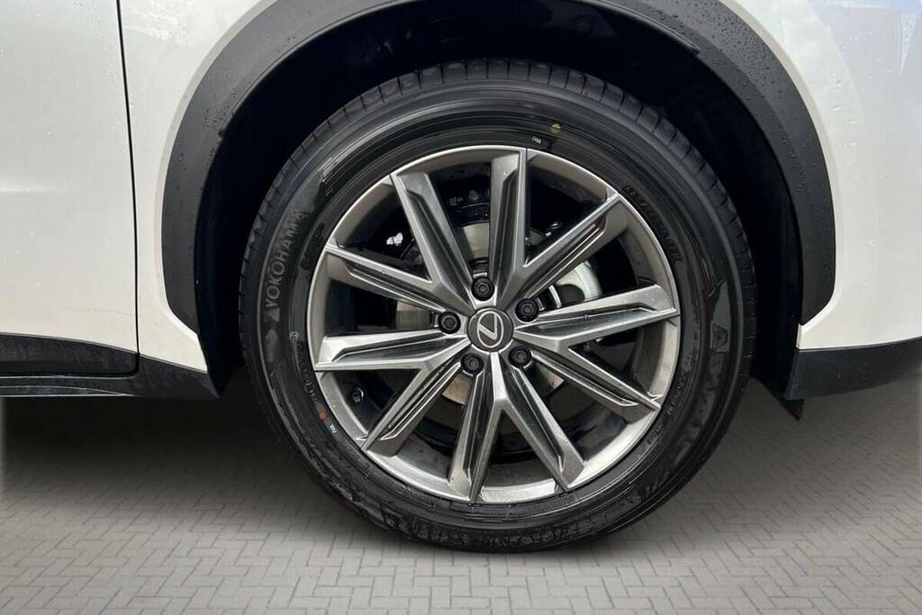 Lexus LBX 1.5 Premium Plus E-cvt FY26EZU White #4