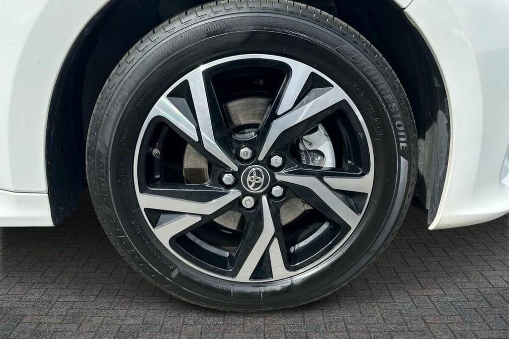 Toyota Yaris 1.5 Hybrid Design Cvt BJ25NNW White #6