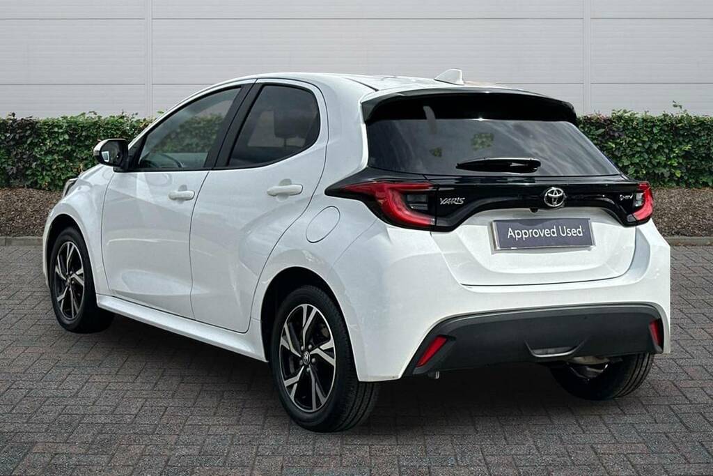 Toyota Yaris 1.5 Hybrid Design Cvt BJ25NNW White #2