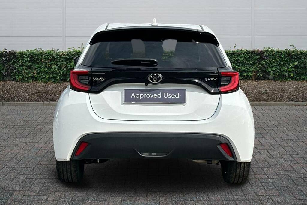 Toyota Yaris 1.5 Hybrid Design Cvt BJ25NNW White #4