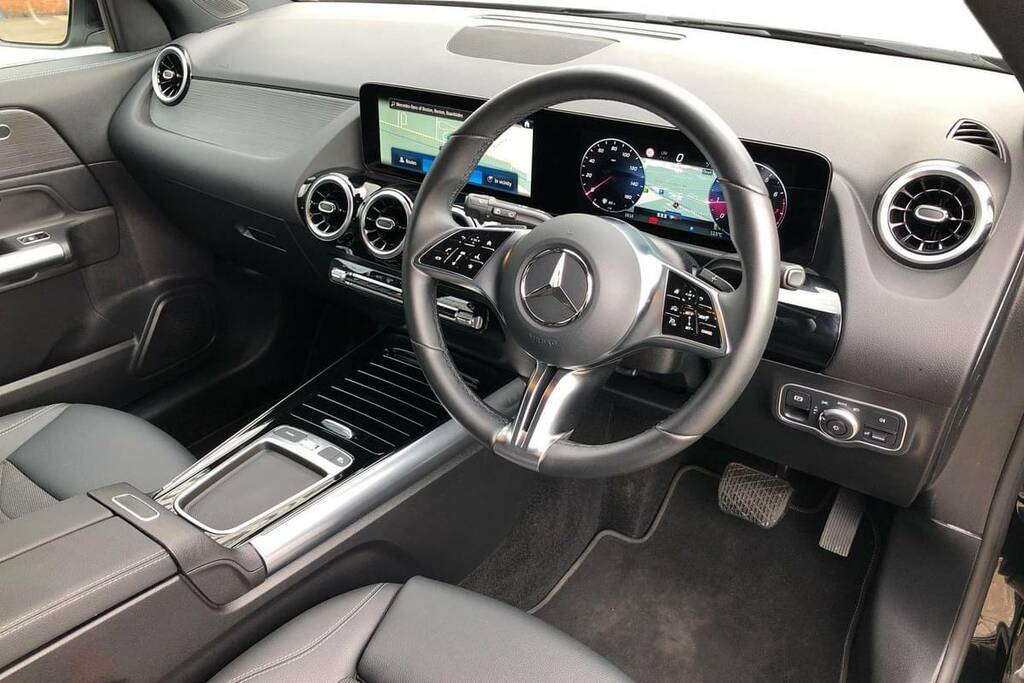 Mercedes-Benz GLA Class 180 Sport Edition FV25KZO Black #4
