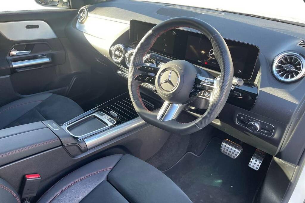 Mercedes-Benz GLA Class 200 Amg Line Executive YY25FZU White #4
