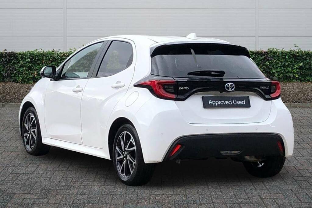 Toyota Yaris 1.5 Hybrid Design Cvt VN23LVE White #2