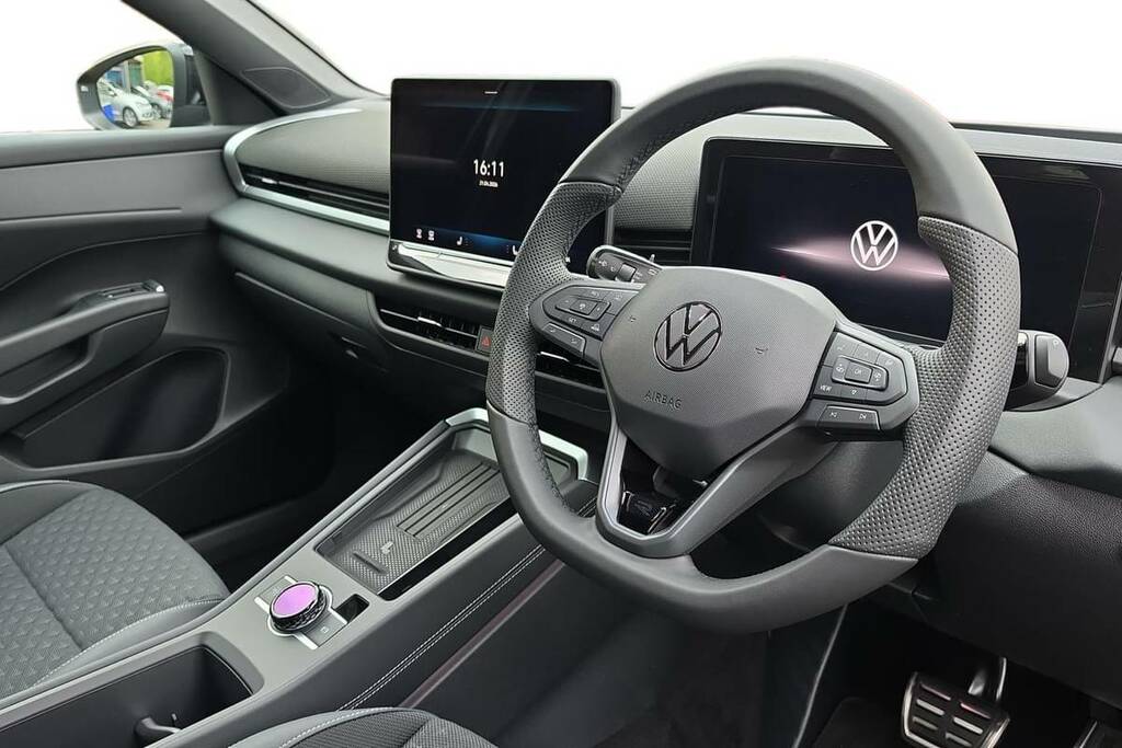 Volkswagen T-Roc 1.5 Etsi 150 R-line Dsg Black #4