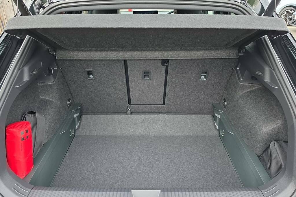 Volkswagen T-Roc 1.5 Etsi 150 R-line Dsg Black #2