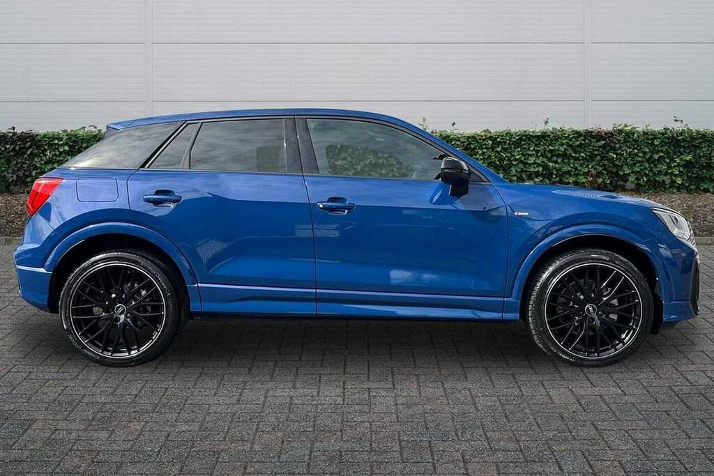 Audi Q2 35 Tfsi Black Edition S Tronic BG26OLR Blue #4