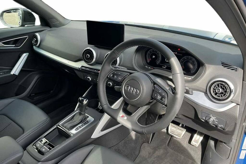 Audi Q2 35 Tfsi Black Edition S Tronic BG26OLR Blue #6