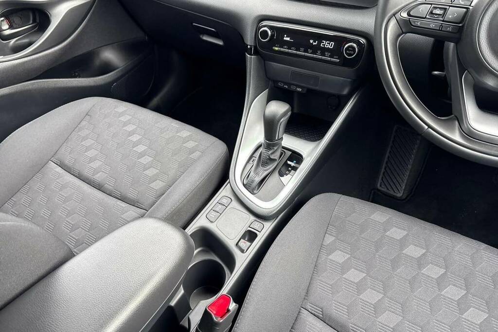 Toyota Yaris 1.5 Hybrid Icon Cvt KP75ZDN White #6