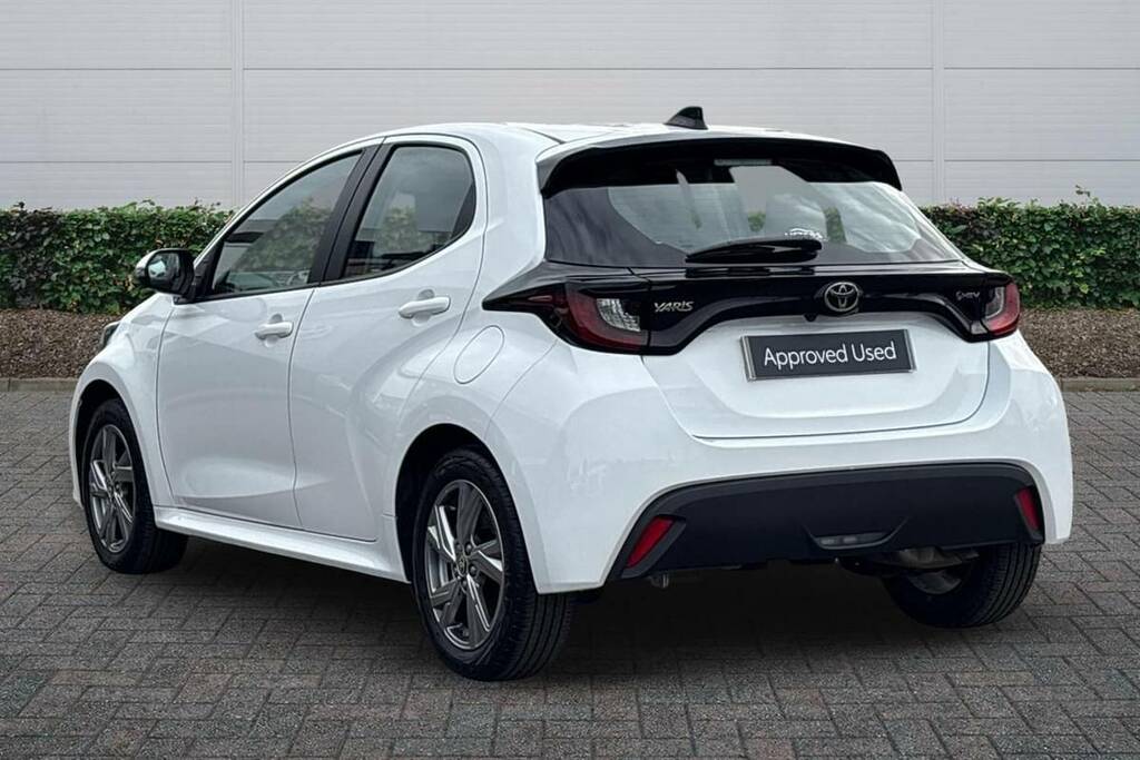 Toyota Yaris 1.5 Hybrid Icon Cvt White