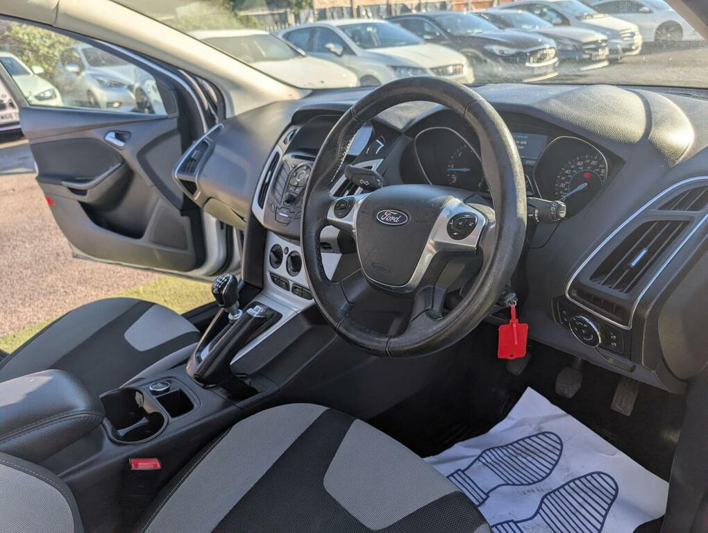 Ford Focus Hatchback 1.6 Tdci Zetec Navigator Euro 5 Ss HK14TMV Silver #2