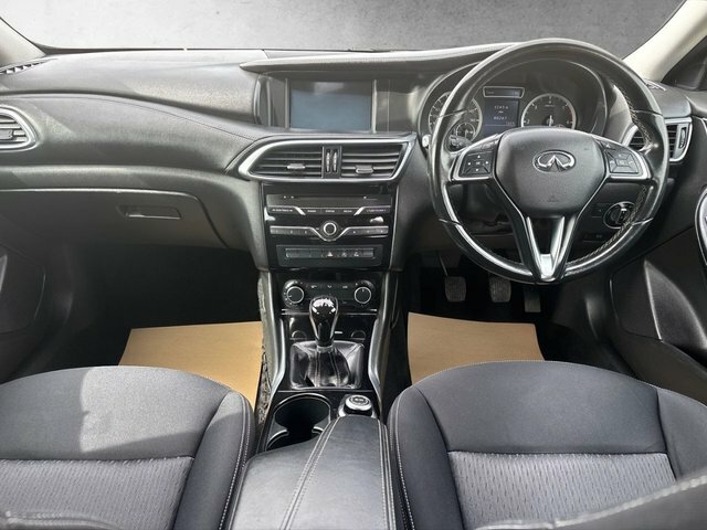 Infiniti Q30 1.5 D Se Black #2