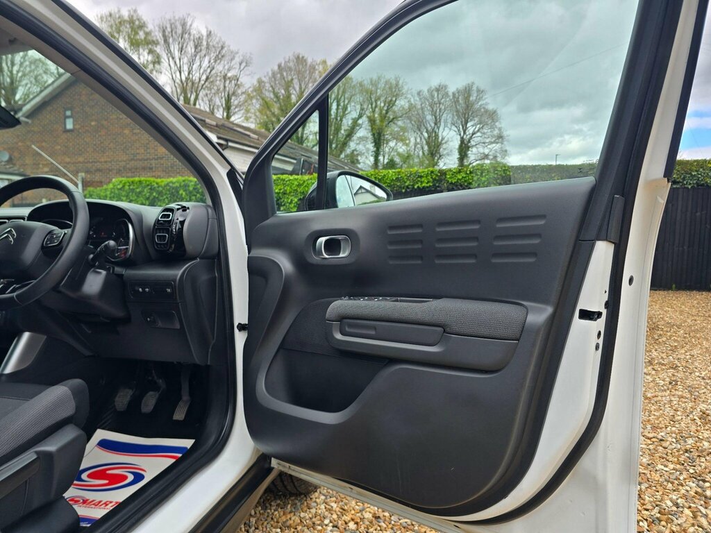 Citroen C3 Aircross 1.2 Puretech Flair Euro 6 BH19WUU White #6