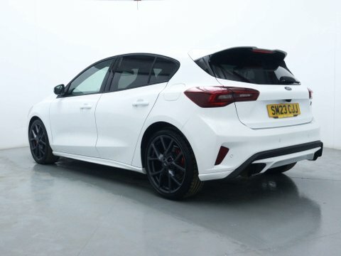 Ford Focus Hatchback SM23CJJ White #5
