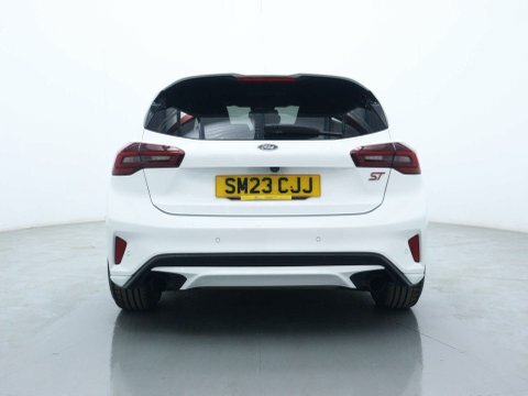 Ford Focus Hatchback SM23CJJ White #6