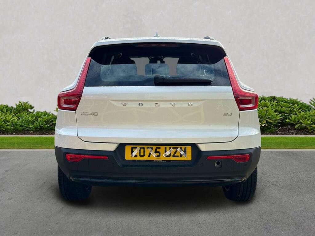 Volvo XC40 2.0 B4p Plus Dark EO75UZM White #4