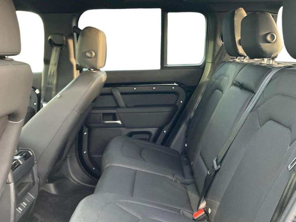 Land Rover Defender 110 2.0 P300e X-dynamic Se 110 Black #4