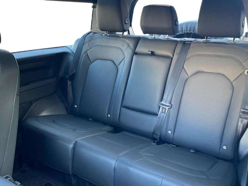 Land Rover Defender 90 3.0 D250 X-dynamic Se 90 Black #4
